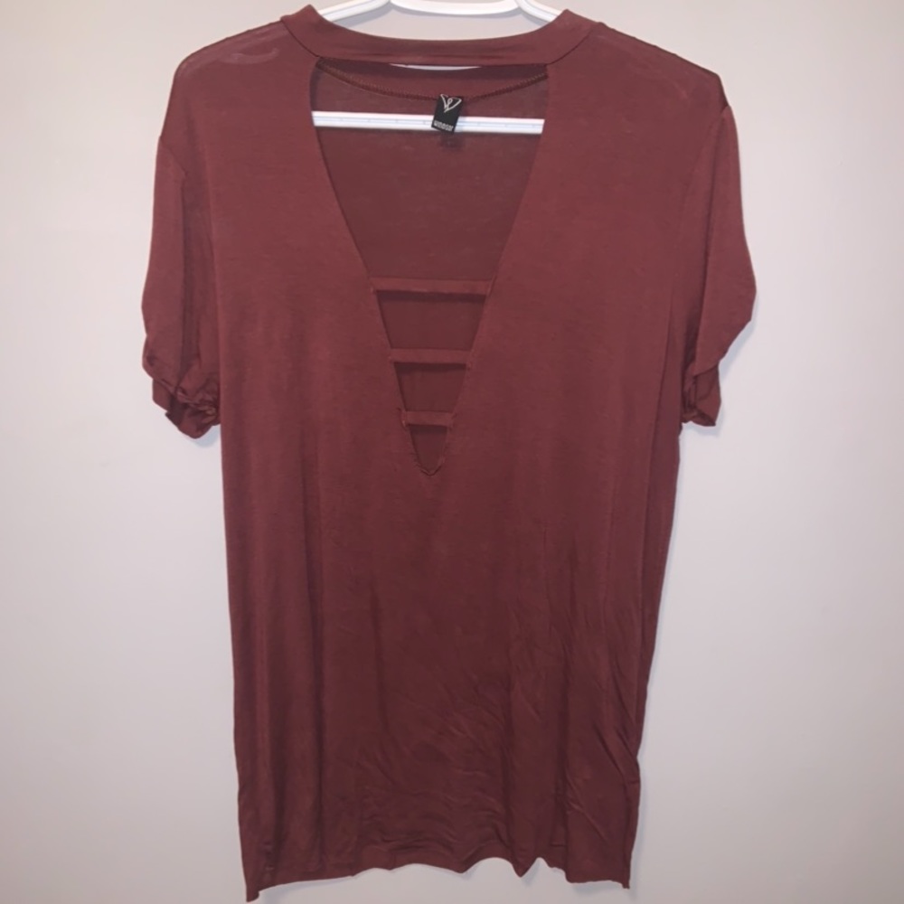 WINDSOR STORE CUT OUT TEE